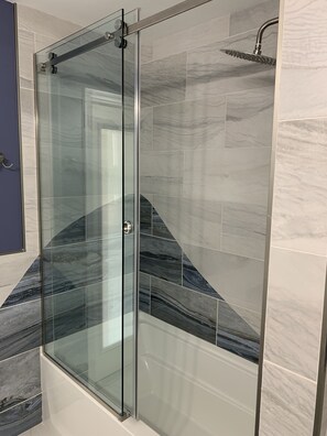 Combined shower/tub, hair dryer, towels, soap