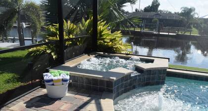 Beautiful Waterfront Property, Direct Gulf Access, Saltwater Heated Pool & Spa