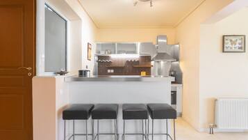 Een koelkast, een oven, een kookplaat, een vaatwasser