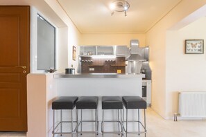 Een koelkast, een oven, een kookplaat, een vaatwasser