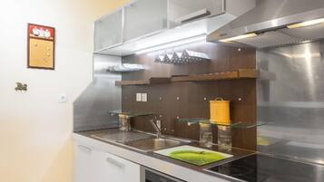 Frigorifero, forno, piano cottura, lavastoviglie