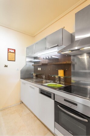 Een koelkast, een oven, een kookplaat, een vaatwasser