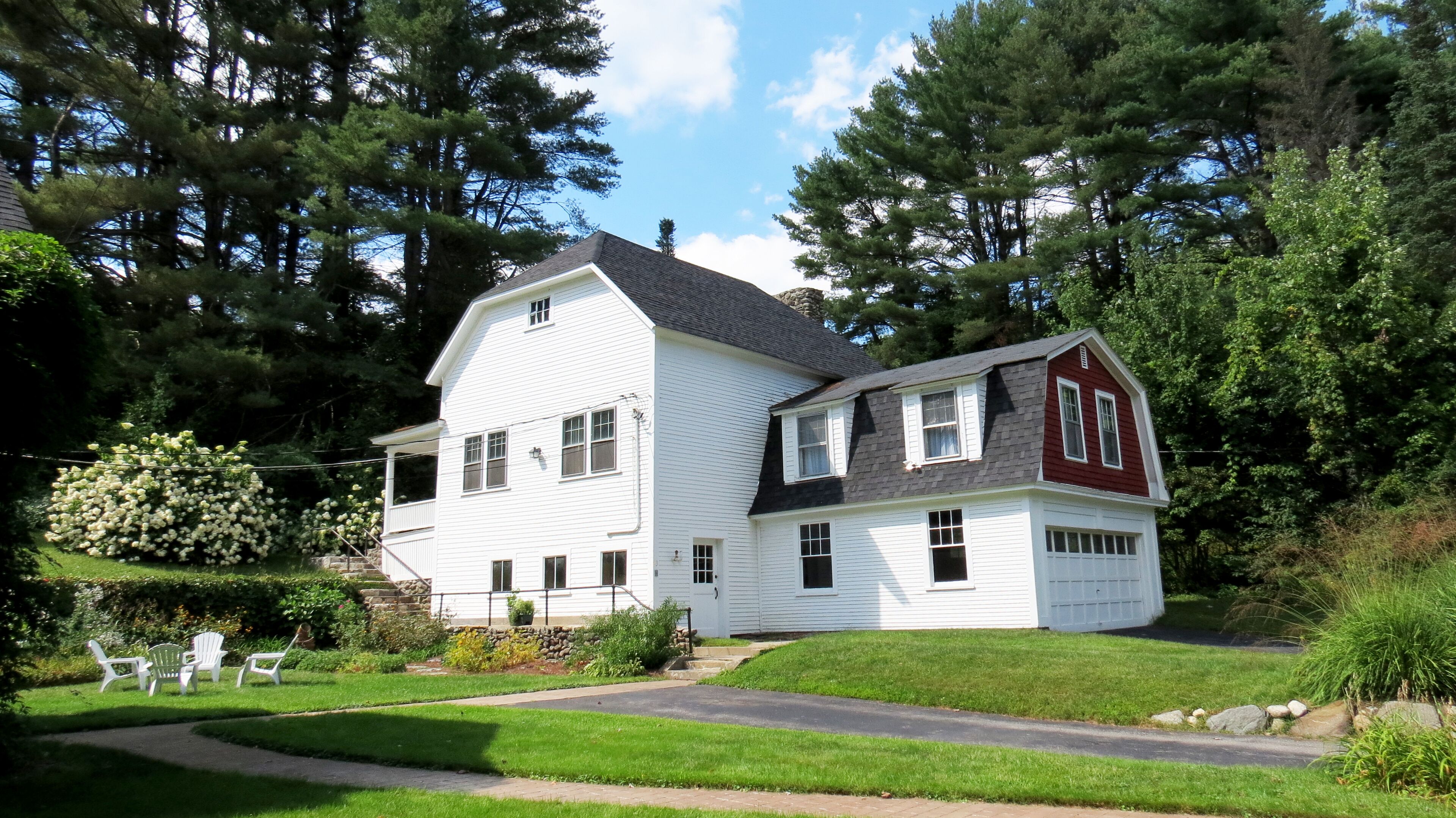⭐ Historic & Unique Lodge...Minutes To The Winter Fun of Mount Sunapee! ⭐ 🎿