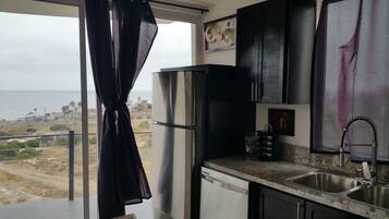 Frigorífico, microondas, horno y placa de cocina