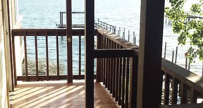 Con vistas a Clearlake desde el salón