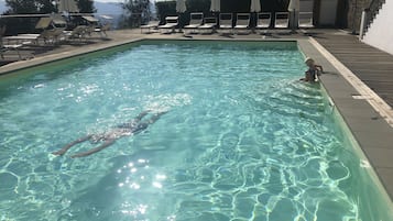 Una piscina cubierta, una piscina al aire libre