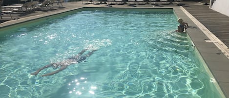 Una piscina cubierta, una piscina al aire libre