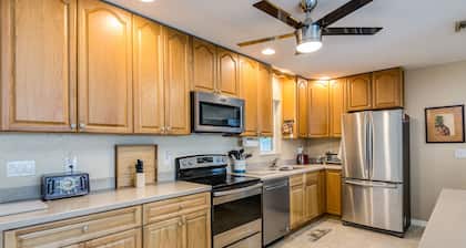 Downtown home, sleeps 6, pool, free WiFi, walk to Library, Doc's, Eatery