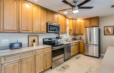 Downtown home, sleeps 6, pool, free WiFi, walk to Library, Doc's, Eatery