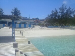 Na praia, espreguiçadeiras, toalhas de praia, bar na praia 