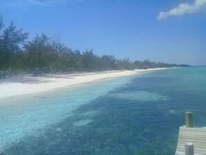 Na praia, espreguiçadeiras, toalhas de praia, bar na praia 