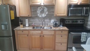 Refrigerador, microondas, horno y parrilla de estufa 