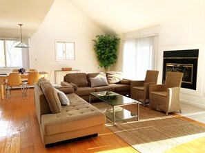 Smart TV y chimenea 