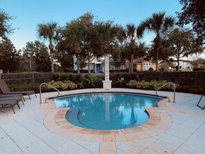 Alberca al aire libre y alberca climatizada