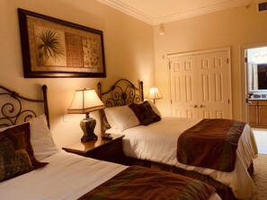 3 habitaciones, caja de seguridad en la habitación y escritorio 