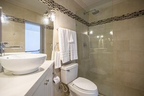Dusche, Haartrockner, Handtücher, Toilettenpapier