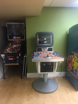 Games room - Ocean Key Resort 1BR 1BA Sleeps 4 Free Bike & Beach Chair Use. ALL FEES INCLUDED (Virginia Beach)