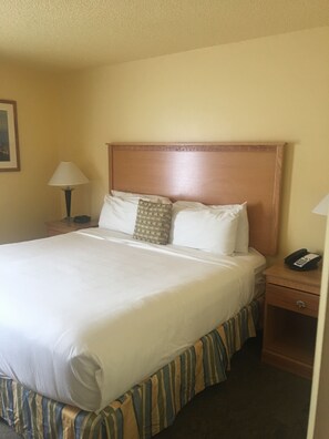 1 bedroom, free WiFi, bed sheets - Ocean Key Resort 1BR 1BA Sleeps 4 Free Bike Use, Free Beach Chair Use (Virginia Beach)