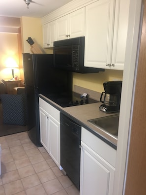 Full-size fridge, microwave, oven, stovetop