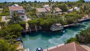 Une propriété située au bord de l’eau, comprenant plusieurs maisons, un quai et un bateau.
