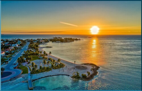 Beachfront Home  Pool/Tiki/Dock