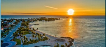 Smukke Beachfront Hjem ** Opvarmet pool ** 45 'Dock **