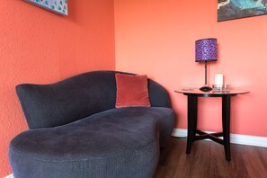 Smart TV, fireplace, books - View, 1 King bed & sleeper; .33 mi to Barton Springs/Zilker Park, @2 mi to DT! (Austin)