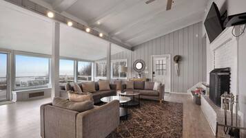 Een televisie en een open haard