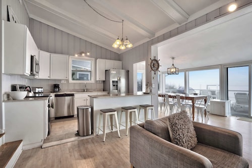 Soundview Beach House | Deck, Kayaks & Beach