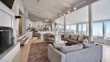 Een televisie en een open haard