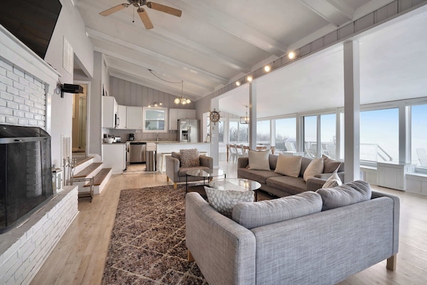 Living room near the kitchen, with stunning outdoor view