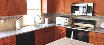 Historic Downtown Bristol Apartment
