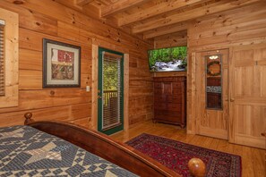 5 habitaciones, escritorio y tabla de planchar con plancha 