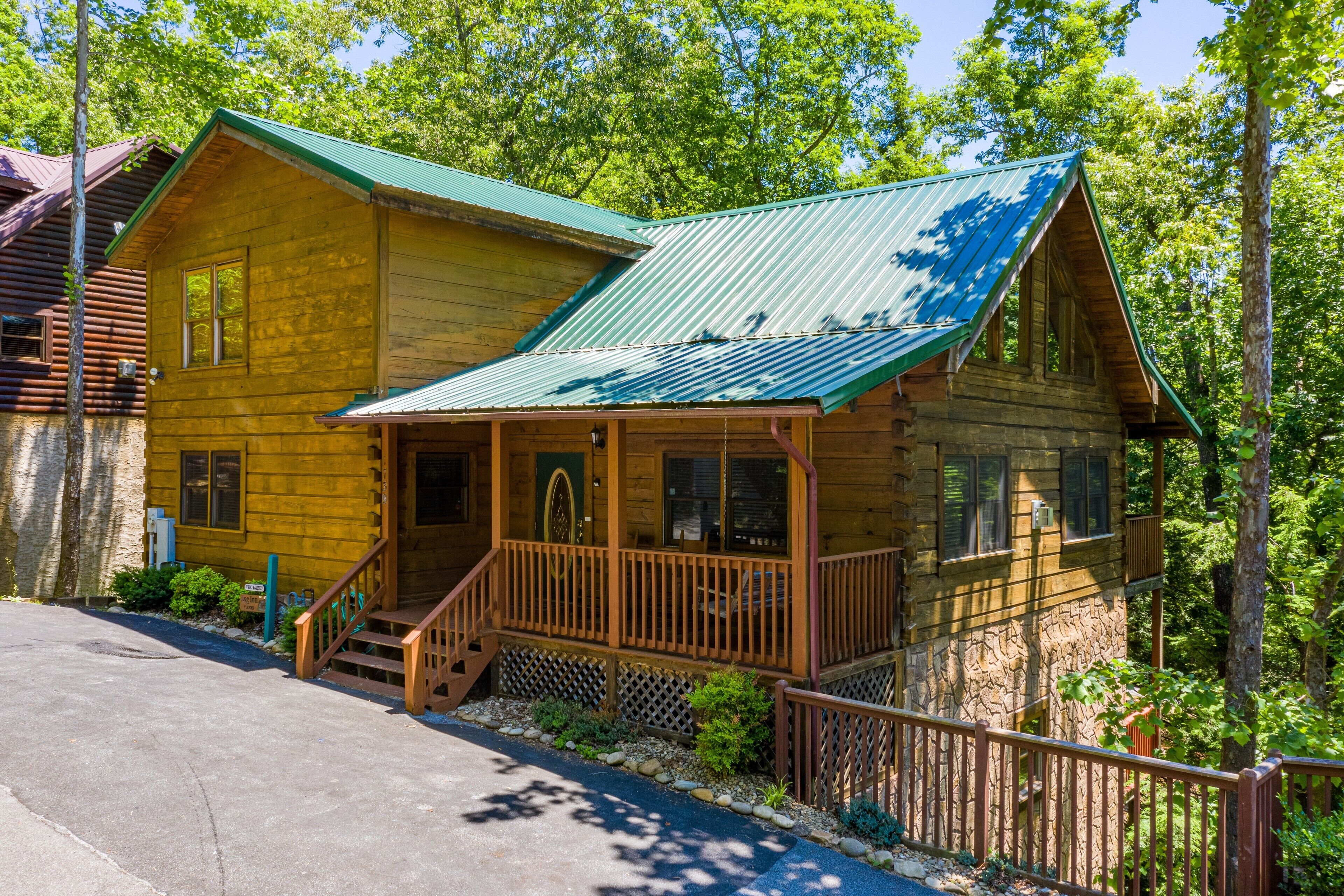 Gatlinburg 5BR:10 mins to downtown or nat'l park! game room, hot tub wi-fi