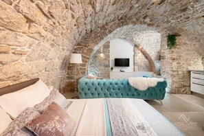 Iron/ironing board, WiFi, bed sheets, wheelchair access - Luxury Apt 'Volat' in a 200 yrs old traditional wine cellar; downtown Split (Split)