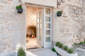 Exterior detail - Luxury Apt 'Volat' in a 200 yrs old traditional wine cellar; downtown Split (Split)