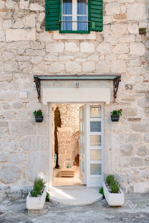 Exterior detail - Luxury Apt 'Volat' in a 200 yrs old traditional wine cellar; downtown Split (Split)