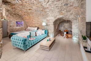 TV - Luxury Apt 'Volat'  in a 200 yrs old traditional wine cellar; downtown Split (Split)