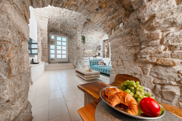 Interior - Luxury Apt 'Volat' in a 200 yrs old traditional wine cellar; downtown Split (Split)