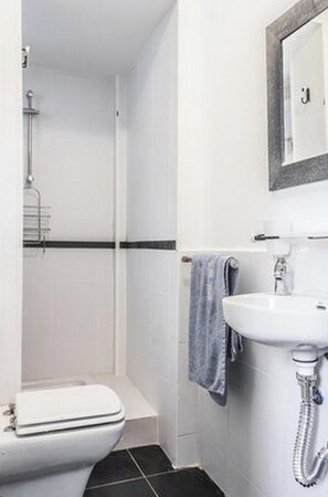 Een douche, een haardroger, handdoeken, toiletpapier
