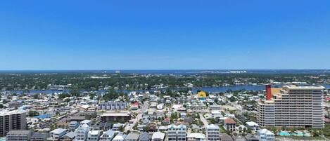 靠近海滩、海滩遮阳伞、沙滩毛巾