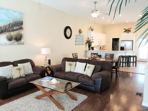 Smart TV, DVD player, books, video library - "Paradise Retreat" Pool, short walk to the beach!!! (Panama City Beach)