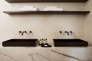 Chuveiro, secador de cabelo, toalhas de banho, sabonete