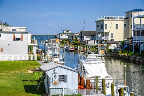 Boaters paradise. 3 bedroom 2 bath house on canal with bay and ocean view