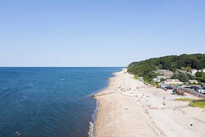 A la platja i para-sols per a la platja 