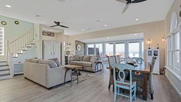 Een televisie en een open haard