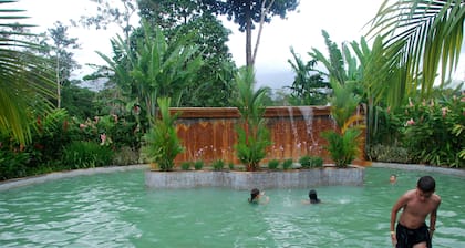Ultimative in Rexation und Abenteuer-Hot Springs Blaue Flüsse Wasserfälle Rain Forest