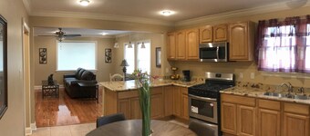 3.4 MILES FROM FRENCH QUARTER. LOCATION, LOCATION, LOCATION. CloseTO EVERTHING.