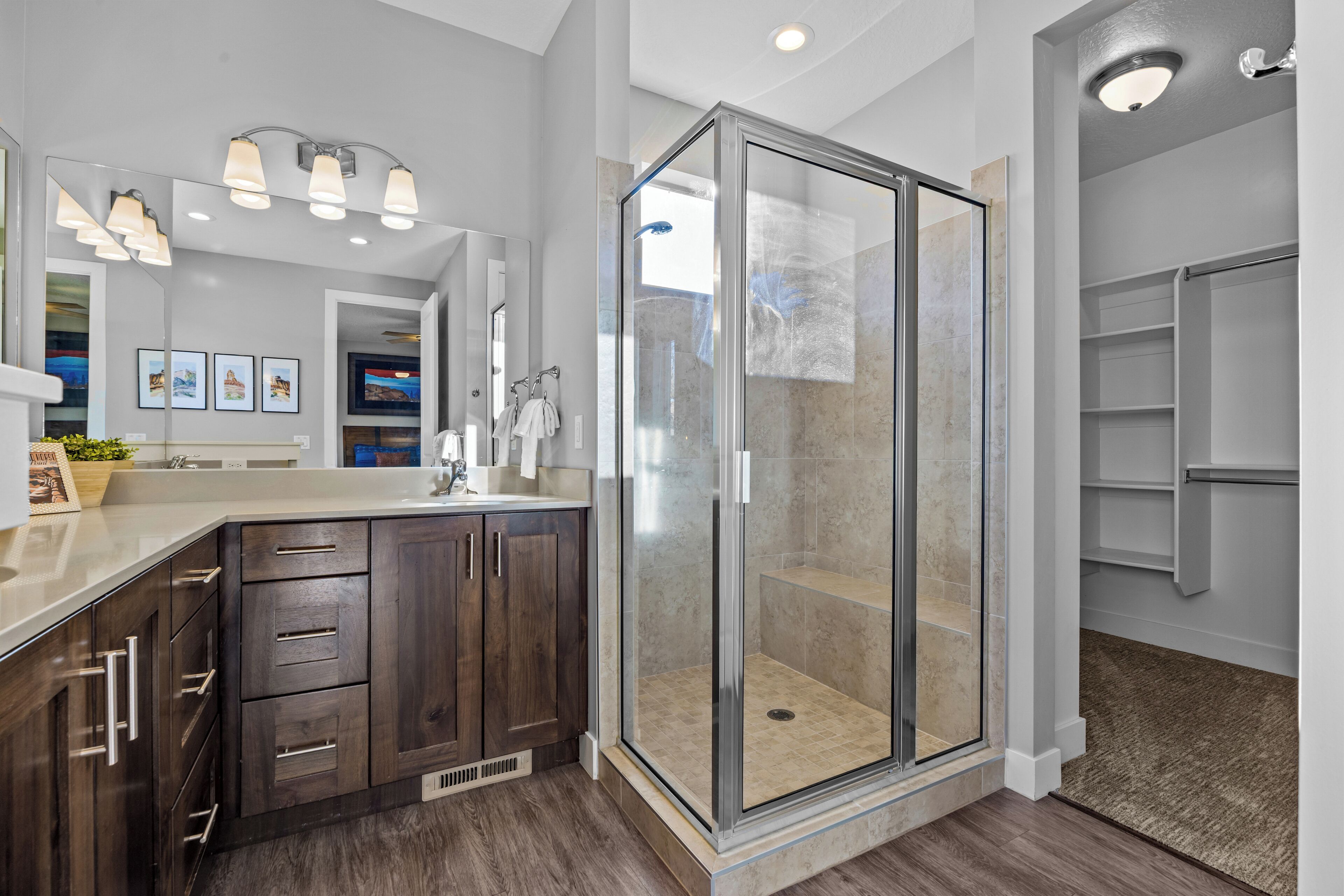Combined shower/tub, jetted tub, hair dryer, towels
