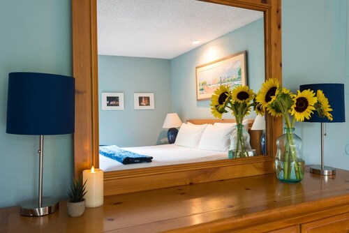 Überdachte Terrasse mit Blick; 2 Blocks zum Park, Springs, Trails, River; 2 mi in die Innenstadt!